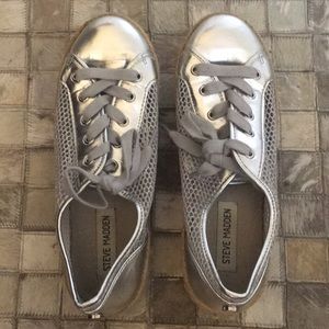 Metallic silver Steve Madden shoes size 7!